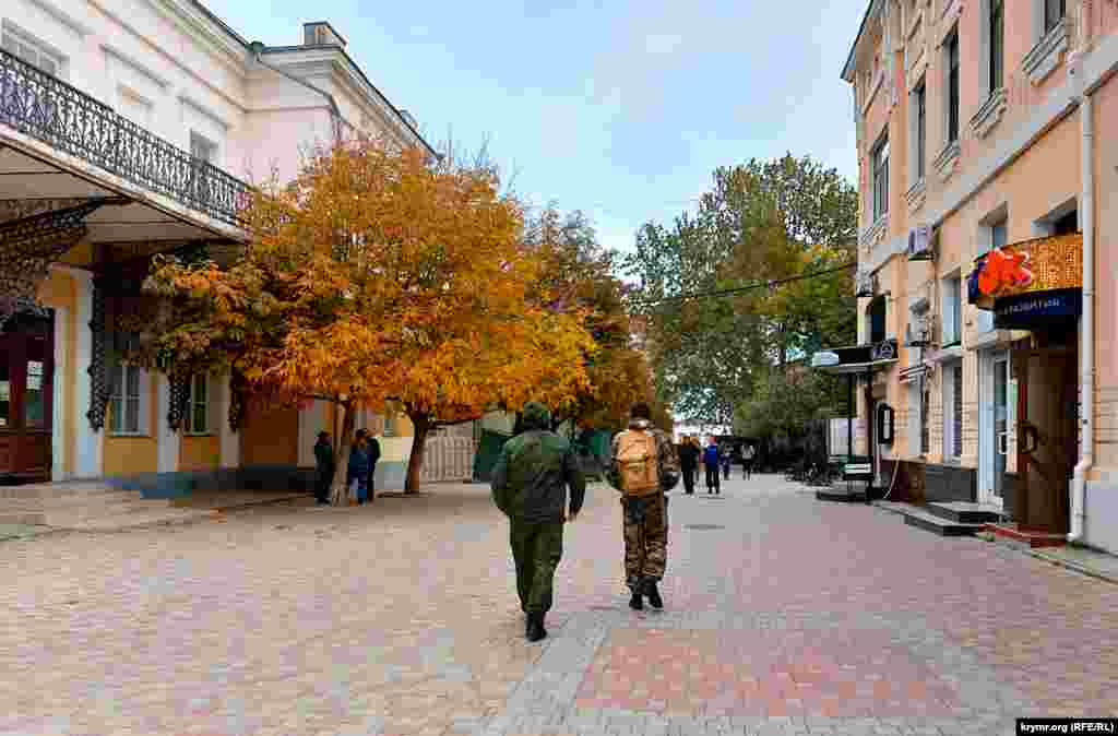 Російські військові на одній із вулиць Феодосії. Російська мобілізація торкнулася і феодосійців: чоловіків віком 30-40 років, яких Росія вважає військовозобов&#39;язаними, викликали повістками та формували відправку мобілізованих із Будинку офіцерів флоту