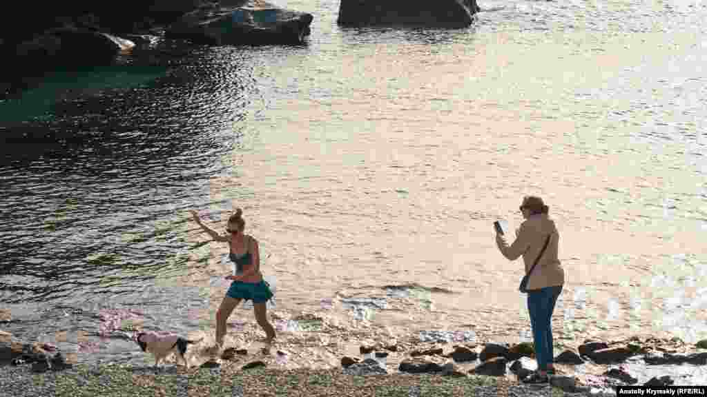 Швидка фотосесія: дівчина намочила в морі тільки ноги