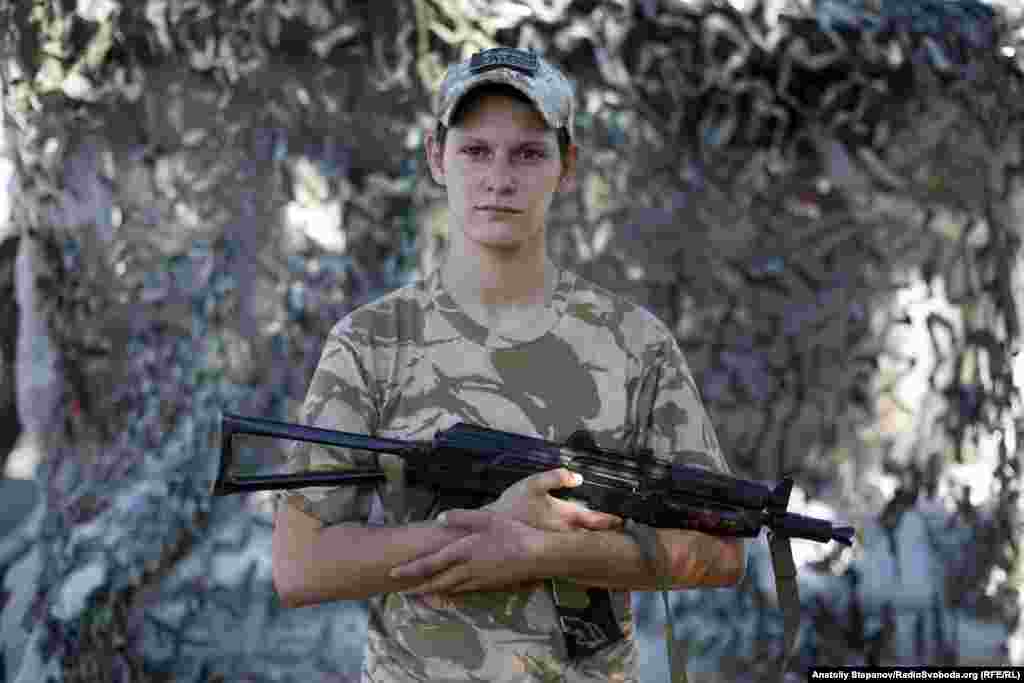 Олександра, 20 років, родом з Харкова. На блокпосту поблизу селища Новотошківське Луганської області, 20 вересня 2018 року. Олександра з дитинства мріяла піти в армію. Навчалась у кадетському коледжі, вступила до армії у 18 років