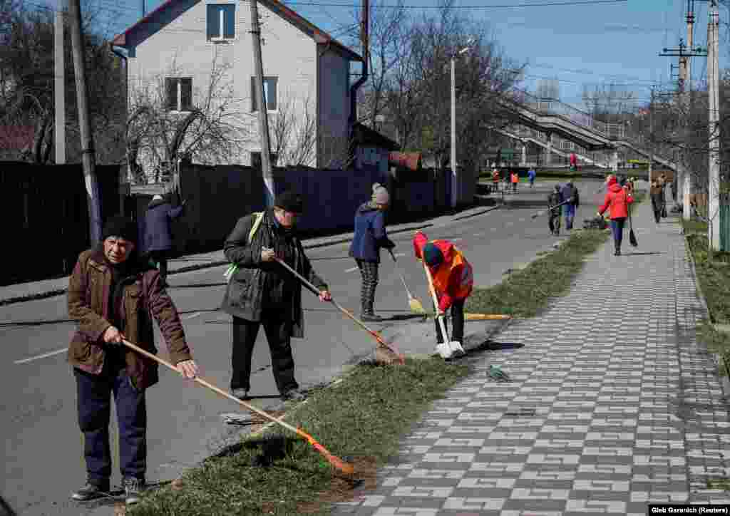 Хоча вулиці у Бучі були очищені від сміття, а чимало будинків відремонтовані,&nbsp;&ndash; жителі кажуть, що часу на подолання глибоких психологічних ран, яких завдала агресія Росії, треба кілька поколінь