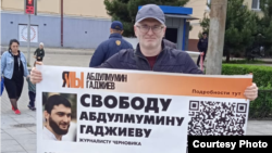 Пикет в поддержку журналиста Абдулмумина Гаджиева в Махачкале, Дагестан, 15 мая 2023 года