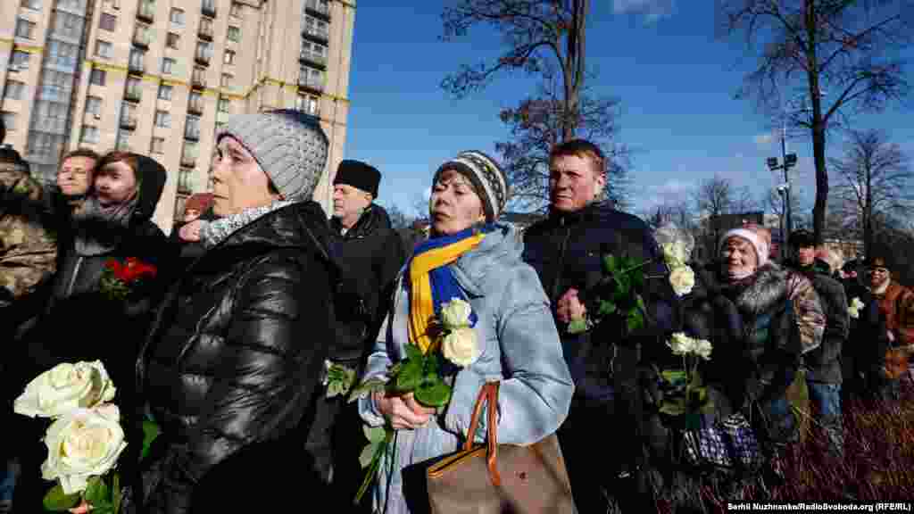 Декілька сотень людей, серед яких були родини загиблих та учасники подій Революції гідності, прийшли вшанувати пам&#39;ять загиблих