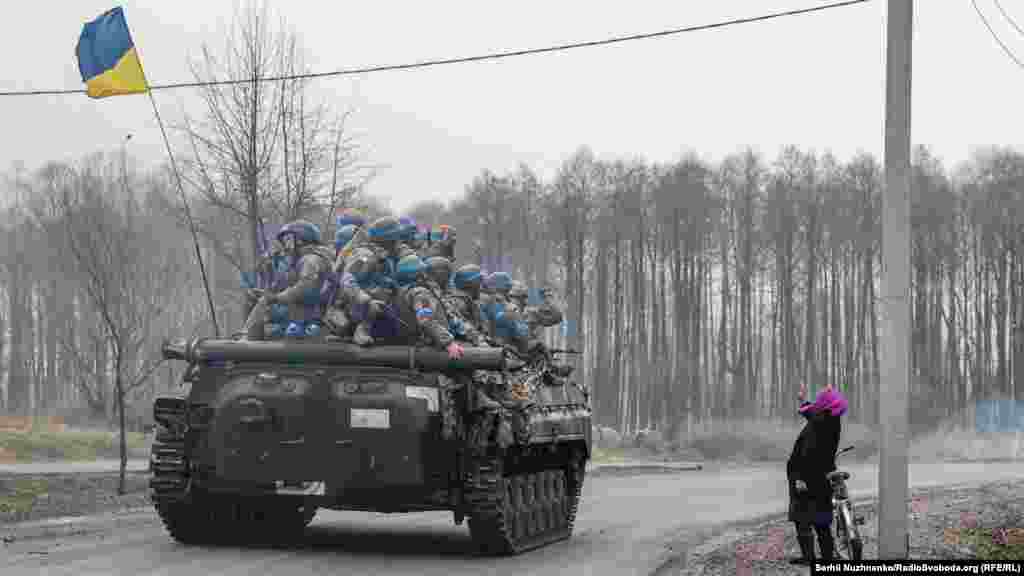 Жодна людина не пройшла, опустивши голову. Усі раділи звільненню з-під російської окупації та радісно вітали українських воїнів.