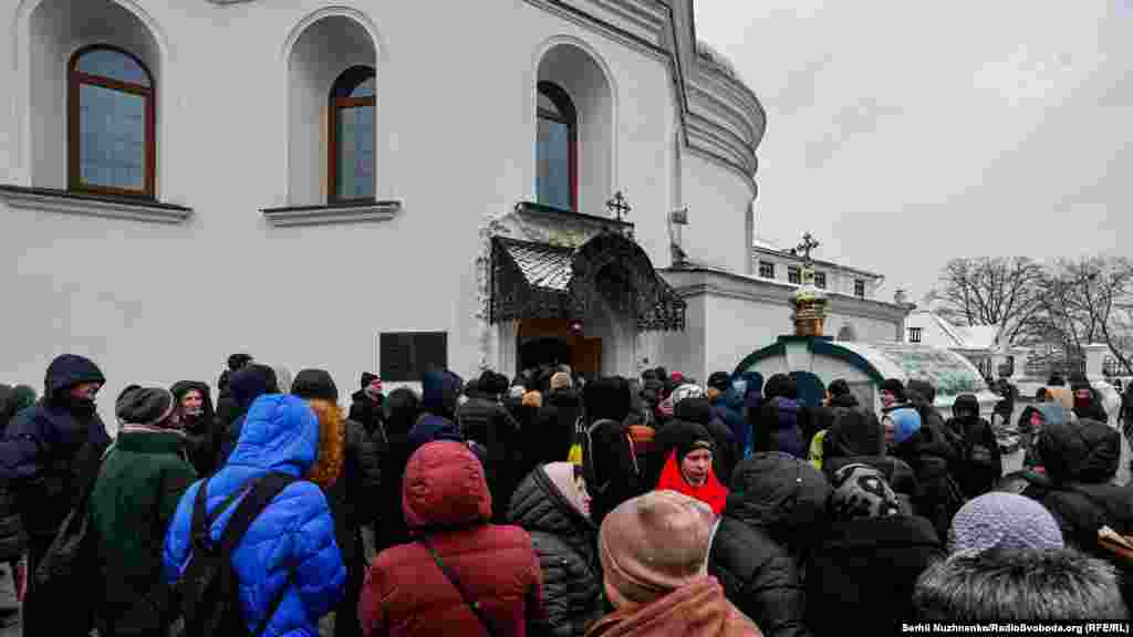 На території Лаври було багато українських та іноземних журналістів