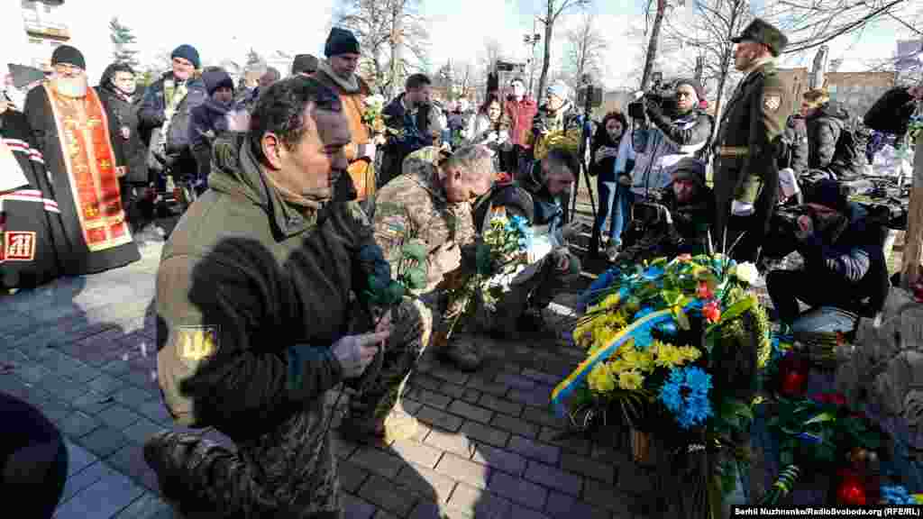 Сумний список Небесної сотні відкрився 22 січня 2014 року, коли від вогнепальних поранень під час сутичок у центрі столиці загинули активісти Майдану Сергій Нігоян і Михайло Жизневський. Того ж дня в лісі під Києвом було знайдене тіло зі слідами тортур активіста Юрія Вербицького. До 18 лютого 2014 року вже налічувалось 9 загиблих