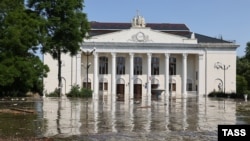 Підтоплення Будинку культури після підриву греблі на Каховській ГЕС. Нова Каховка, Херсонська область, 6 червня 2023 року