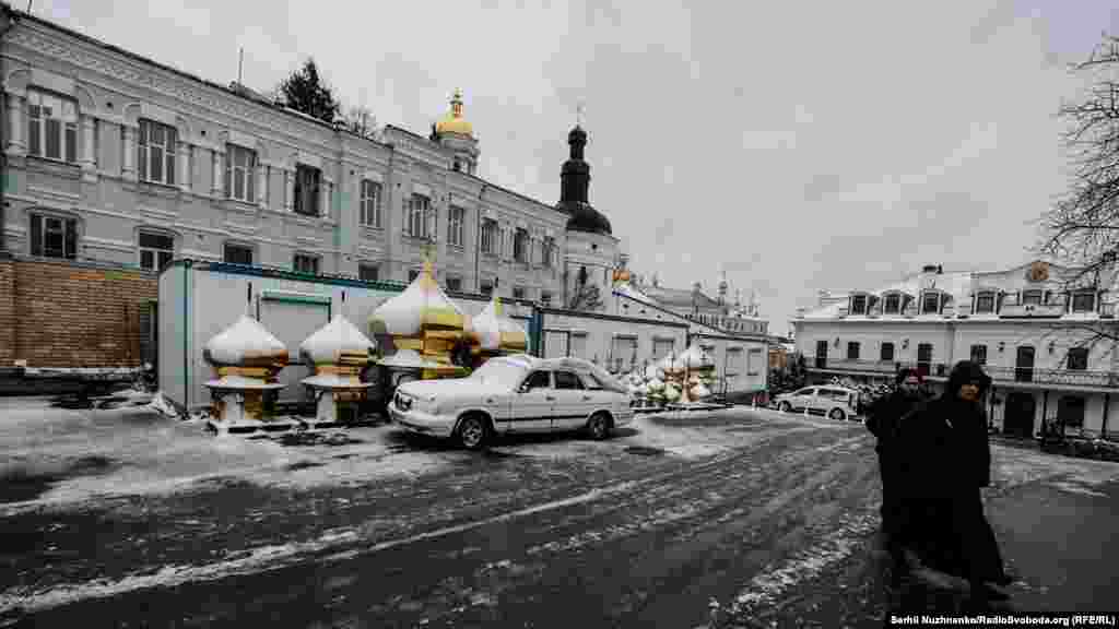 Водночас, кореспонденти Радіо Свобода помітили, що у Лаврі почали зникати ікони з місць, де вони раніше висіли. Куди поділи ікони &ndash; не розповідають, однак отці УПЦ (МП) не приховують, що планують вивезти &ndash; цитата: &laquo;усе, що можна вивезти&raquo;