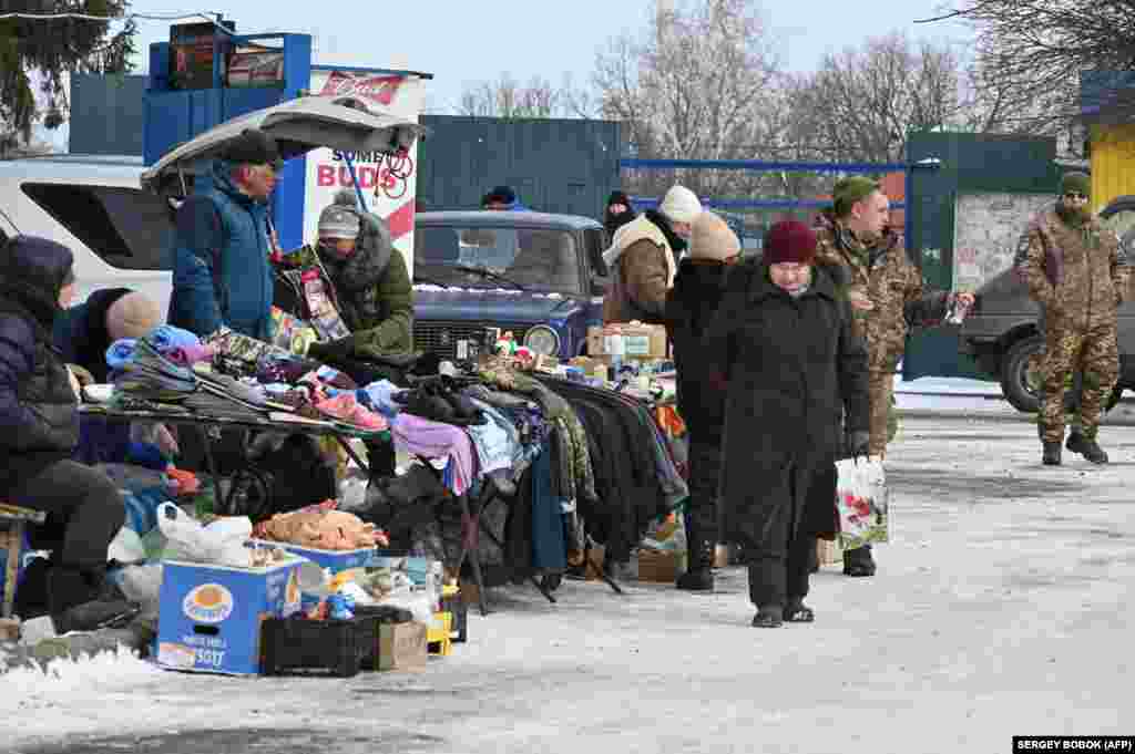 Цивільні та військові купують усе необхідне на ринку в Куп&#39;янську, 13 лютого 2023 року. 62-річна Ольга розповідає, що також хотіла б виїхати, але повинна залишитися і доглядати за своїм 37-річним сином-інвалідом.&nbsp; &laquo;Кожен день лунають вибухи, це дуже страшно&raquo;, &ndash; каже Ольга. &laquo;Ми маємо ховатися в підвалі. Всі говорять про нову атаку Росії&raquo;