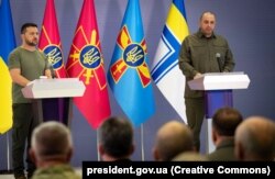 Президент України Володимир Зеленський під час представлення новопризначеного міністра оборони Рустема Умєрова (праворуч) керівництву Міноборони України, Генштабу ЗСУ та керівникам відповідних підрозділів. Київ, 7 вересня 2023 року