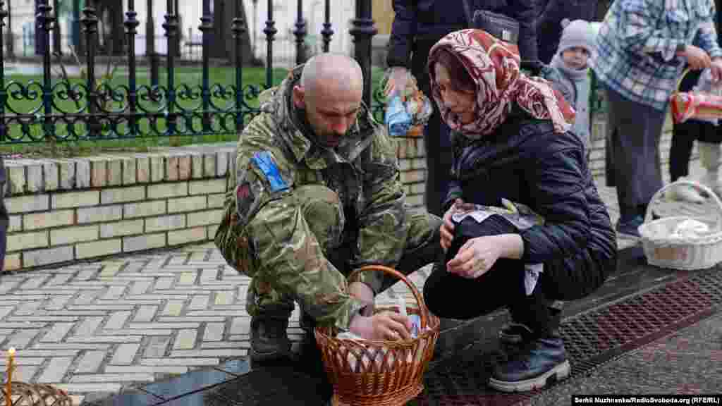 Прихожани беруть участь у Великодній службі, чекаючи на освячення страв поруч з&nbsp;&nbsp;Успенським&nbsp;&nbsp;собором Києво-Печерської лаври