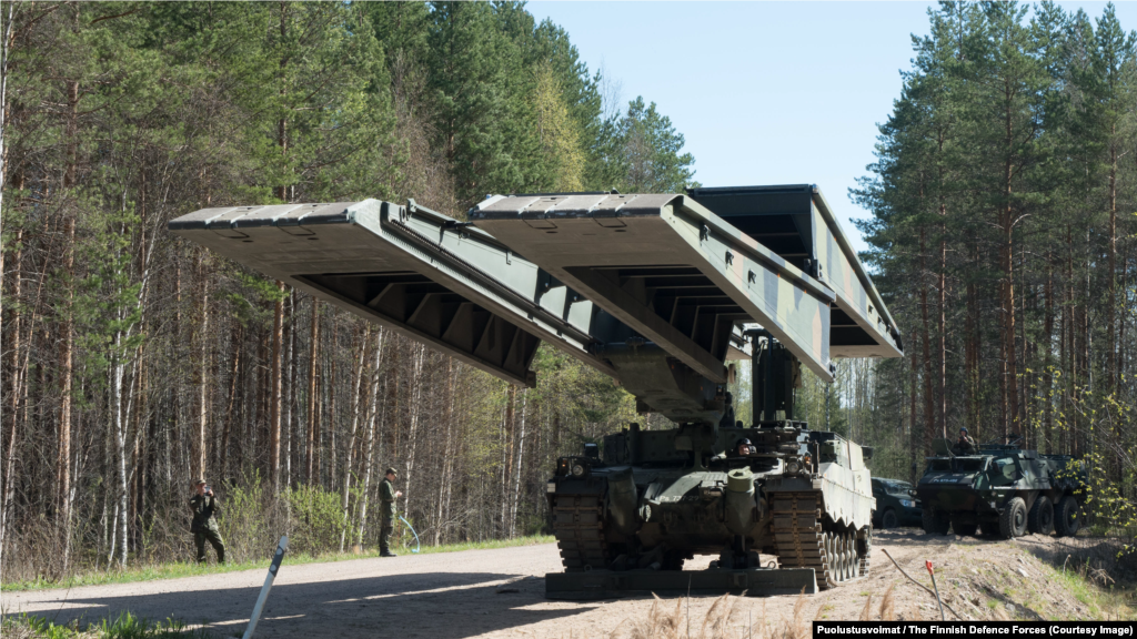 Броньований укладач мостів Leopard 2L&nbsp; Ця інженерна машина німецького виробництва здатна прокласти міст через водну перешкоду шириною до 25 метрів. Обладнаний приладами нічного бачення укладач дозволяє екіпажу з двох людей за кілька хвилин прокласти переправу навіть у повній темряві.