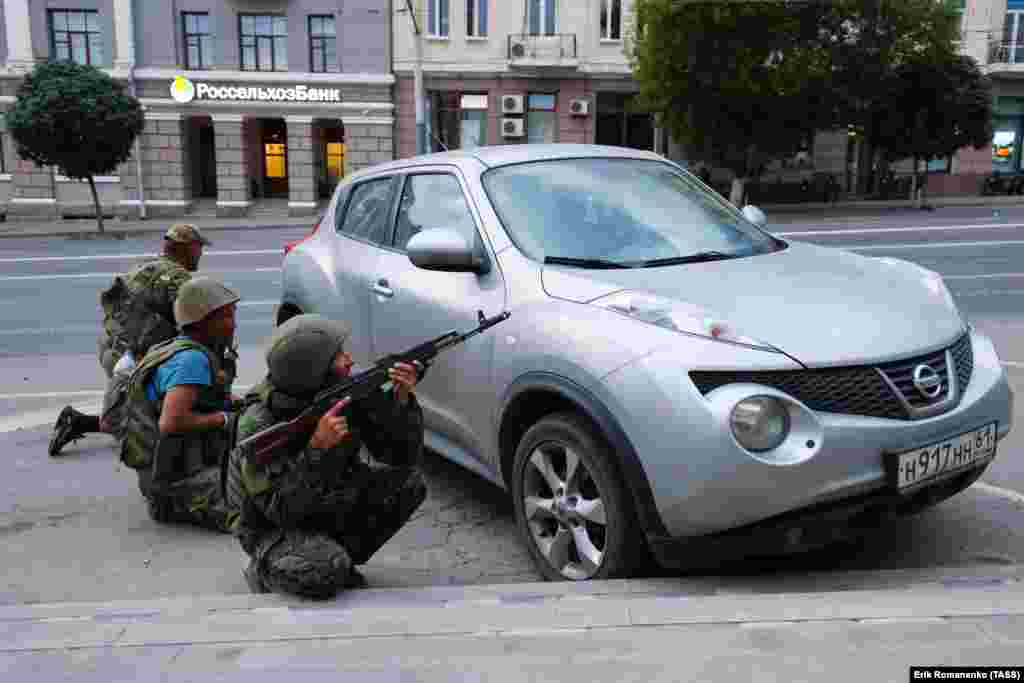 Повідомляється, що на фото чоловіки групи &laquo;Вагнер&raquo; займають позиції за цивільним автомобілем. Федеральна служба безпеки (ФСБ) Росії оголосила про порушення&nbsp;кримінального провадження проти Пригожина за &laquo;підбурювання до збройного повстання&raquo; після того, як він пообіцяв очолити &laquo;марш справедливості&raquo; проти високопосадовців Міноборони Росії.