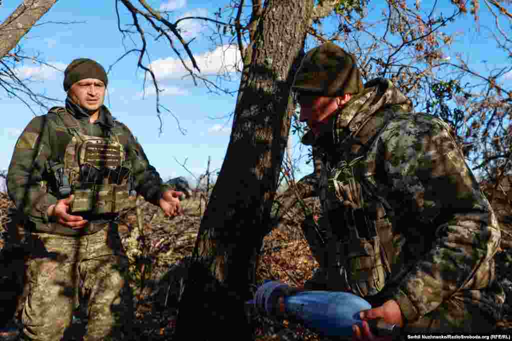 Тим часом бійці готують боєприпаси до наступних пострілів