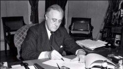 Prezident Franklin D.Roosevelt Lend-Liz proqramını imzalayarkən