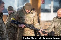 Кримський режисер Олег Сенцов із кулеметом ПКМ у 204-му батальйоні Територіальної оборони України, 10 березня 2022 року