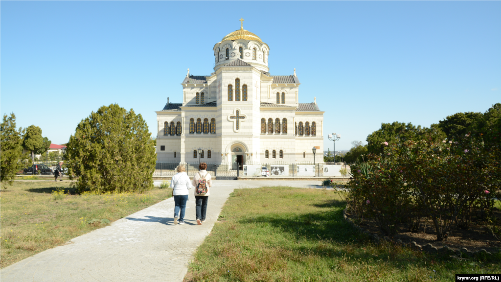 Дві туристки йдуть до церкви (в діючий Свято-Володимирський собор)