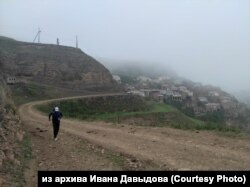 Иван Давыдов во время ультрамарафона по горам Кавказа в поддержку омского хосписа, Северная Осетия