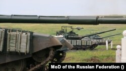 Російські танки Т-72Б3 неодноразово «світилися» на Донбасі – тепер їх намагаються убезпечити від ударів ПТРК Javelin і ударів з безпілотників