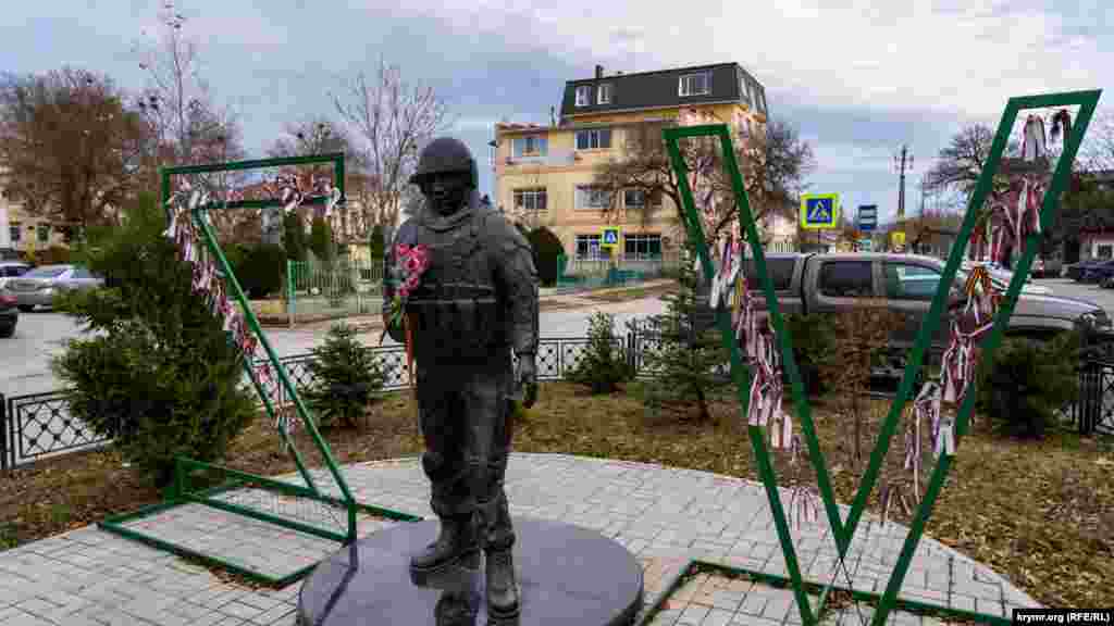 Пам&#39;ятник &laquo;ввічливому&raquo; солдату з неприродно зігнутою назовні лівою стопою та іншими видимими скульптурними &laquo;косяками&raquo; встановили у сквері &laquo;афганців&raquo; три роки тому. Цього року для більшого ефекту його &laquo;підсилили&raquo; літерами Z і V