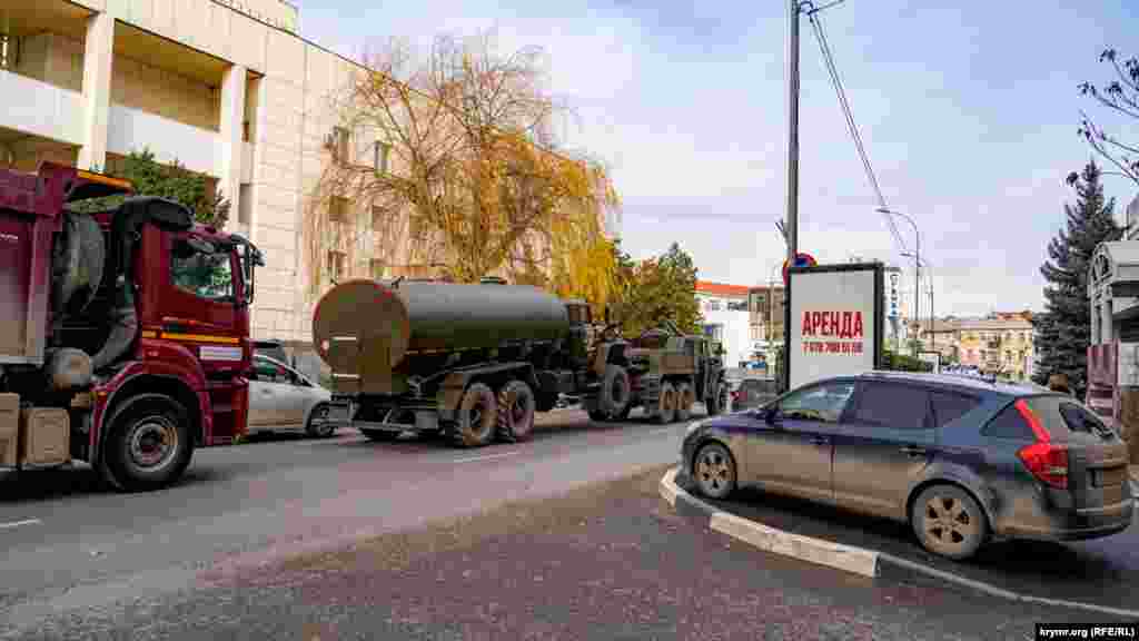 Буксирування &laquo;переможного&raquo; наливника вздовж зворотного боку музтеатру