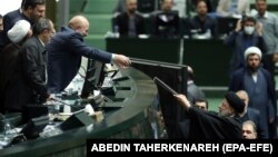 Prezidnet İbrahim Rəisi yeni büdcənin layihəsini parlamentə təqdim edir