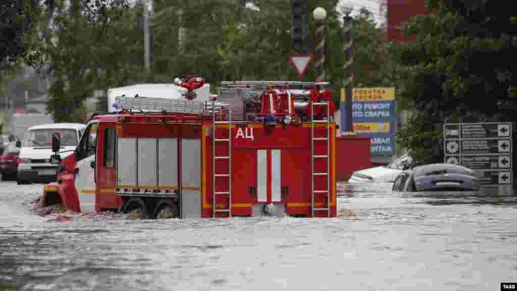 Пожежна машина долає водну перешкоду