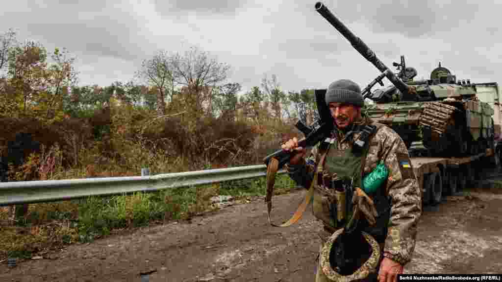 Український військовий на дорозі, яка веде до міста Ізюм. Харківщина, вересень 2022&nbsp;