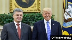 Президент України Петро Порошенко (ліворуч) та президент США Дональд Трамп під час візиту Порошенка до Білого дому. Вашингтон, червень 2017 року