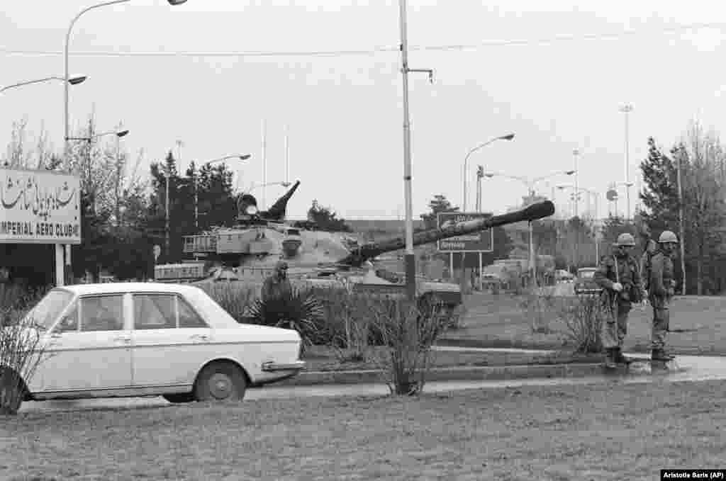 Tehran aeroportuna aparan yolda İran ordusunun tankı.&nbsp;