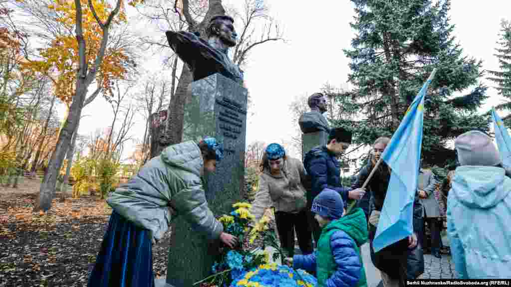 Покладання квітів