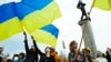 Жители Донецка на акции протеста против агрессии России в отношении Украины. Донецк, 28 апреля 2014 года