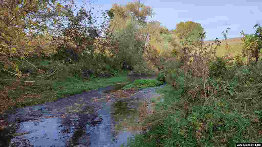 Річка Кача протікає прямо крізь село, поділяючи його на дві половини