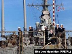 Флагман Шостого флоту ВМС США USS Mount Whitney в порту Батумі, Грузія, 8 листопада 2021 року