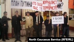 Протестная акция против обыска в газете "Черновик", Махачкала 2009 год. Хаджимурад Камалов слева с микрофоном