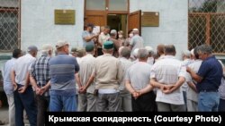 Мітинг кримських татар і мусульман проти переслідування співвітчизників біля будівлі підконтрольного Росії уряду Криму, Сімферополь