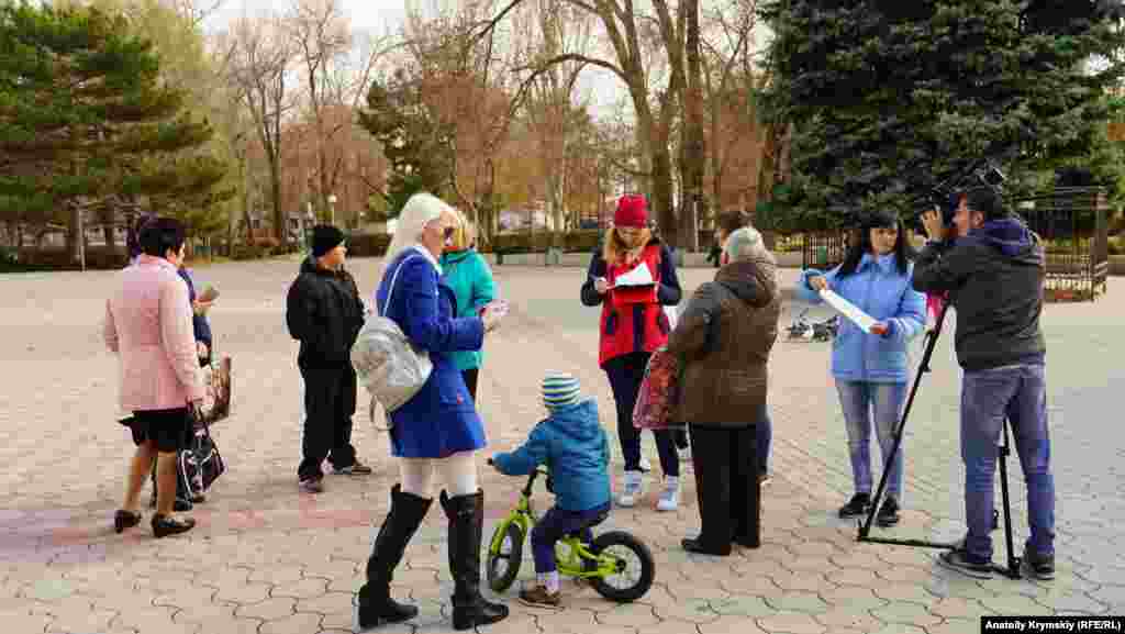 У декількох метрах від ярмарку, перед Центром культури й дозвілля &laquo;Титан&raquo;, небайдужі жителі міста збирали підписи під листом російського президента Володимира Путіна про екологічну ситуацію в Армянську