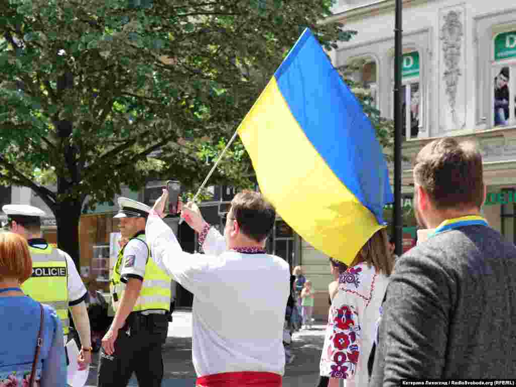 Учасників проукраїнської акції у Празі охороняли поліцейські. Чехія. 22 травня 2022 року