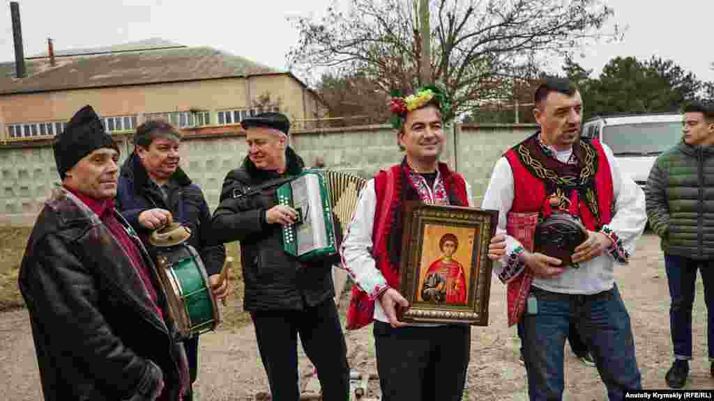 На ритуальну обрізку під народну музику