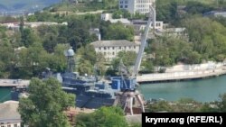 На правому борту ВДК сліди пошкоджень та облізла фарба