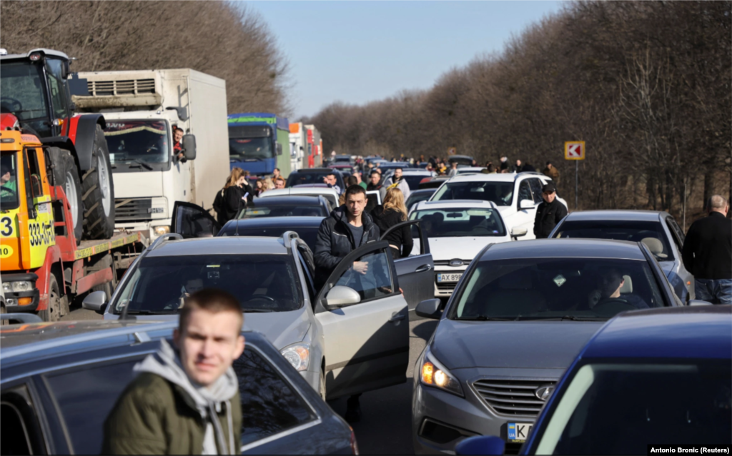 Люди чекають у заторі на виїзді з Харкова