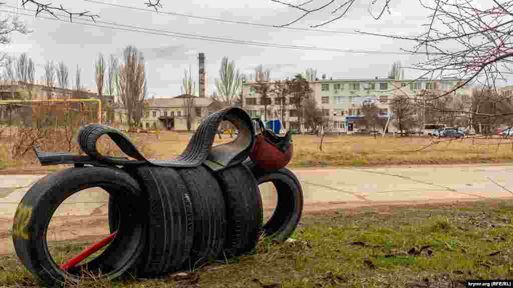 &laquo;Мотоцикл&raquo; з автомобільних шин на тлі виробничих корпусів &laquo;Брома&raquo; (ліворуч) та чотириповерхівки міжрайонної податкової інспекції