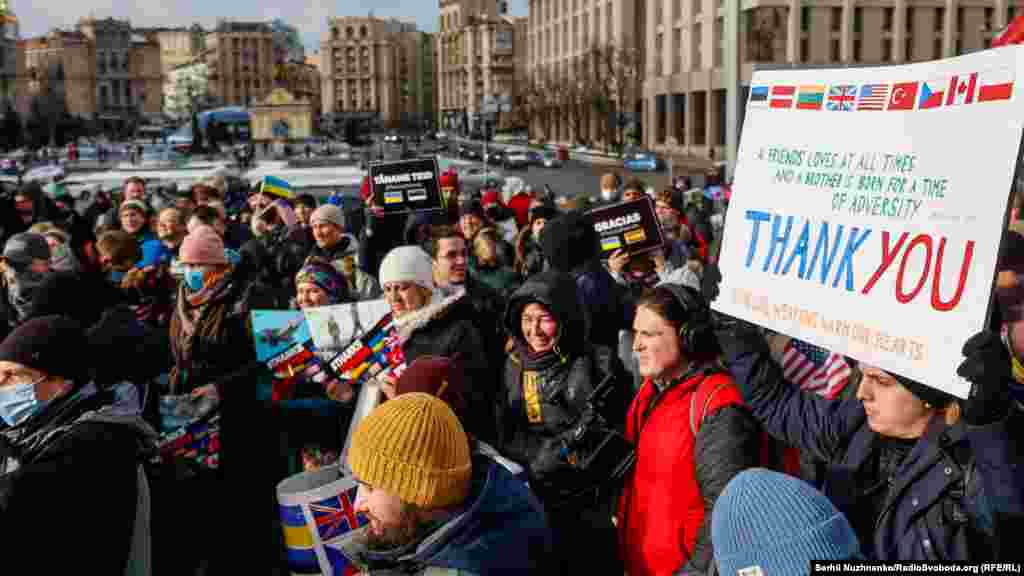 Учасники акції тримали у руках плакати, зокрема із словами &laquo;Thank you&raquo;, &laquo;Your cool weapons warm our hearts&raquo;, &laquo;Thanks friends&raquo; 