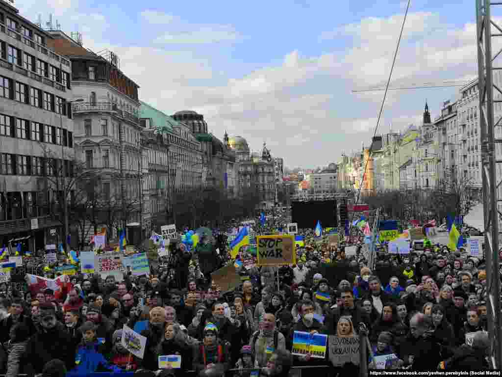 Чехія. На мітинг у Празі проти вторгнення Росії в Україну вийшло близько 100 тисяч людей