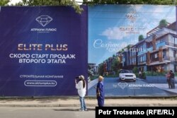 Экобелсенді Салтанат Тәшімов (сол жақта) құрылысы жүріп жатқан үйдің қоршауының алдында тұр. Алматы, 12 шілде 2022 жыл.