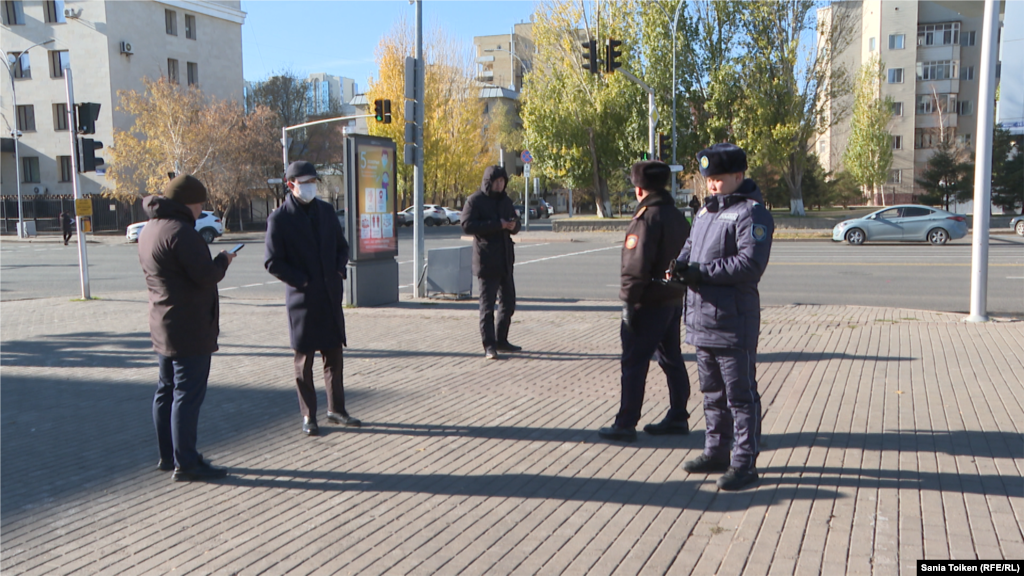 Бұған дейін белсенділер 25 қазанда Астанадағы Жеңіс даңғылының бойындағы қаржы министрлігінің алдында және Алматыдағы Шоқан Уәлиханов ескерткішінің қарсы бетінде күндізгі сағат 12-14 аралығында митингі өтетінін хабарлаған. Тіркелмеген &quot;Алға, Қазақстан&quot; партиясының белсенділері мерзімінен бұрын өтетін сайлауды тоқтатуды және жаңа саяси партияларды тіркеуді талап етіп митинг өткізетіні жайлы мәлімдеген. Екі қала әкімдігі де рұқсат бермеген. Суретте: Митингі өтетін орын деп аталған маңда жүрген полицейлер мен жай киімдегі адамдар. Астана, 25 қазан 2022 жыл.