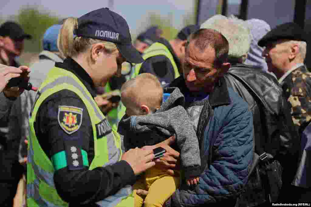 Батько та син, що змушені були покинули свій дім через російську агресію