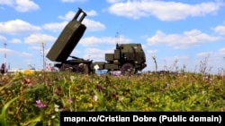 HIMARS деп аталатын дүркіндете ататын реактивті қару жүйесі әскери жаттығу кезінде. Румыния, 10 сәуір 2021 жыл.