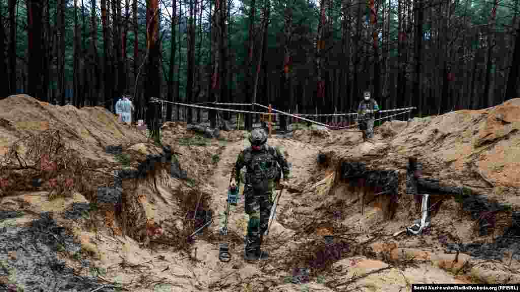 Біля звільненого Ізюма, що на Харківщині, виявили масове поховання військових ЗСУ, повідомив кореспонденту Радіо Свобода уповноважений з питань осіб, зниклих безвісти за особливих обставин Олег Котенко &nbsp;