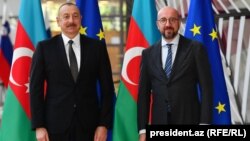 Avropa İttifaqı Şurasının prezidenti Şarl Mişel (sağda) və prezident İlham Əliyev. Brüssel 22 may