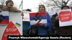 Під час акції протесту у столиці Польщі проти збройної агресії Росії в Криму. Варшава, 2 березня 2014 року